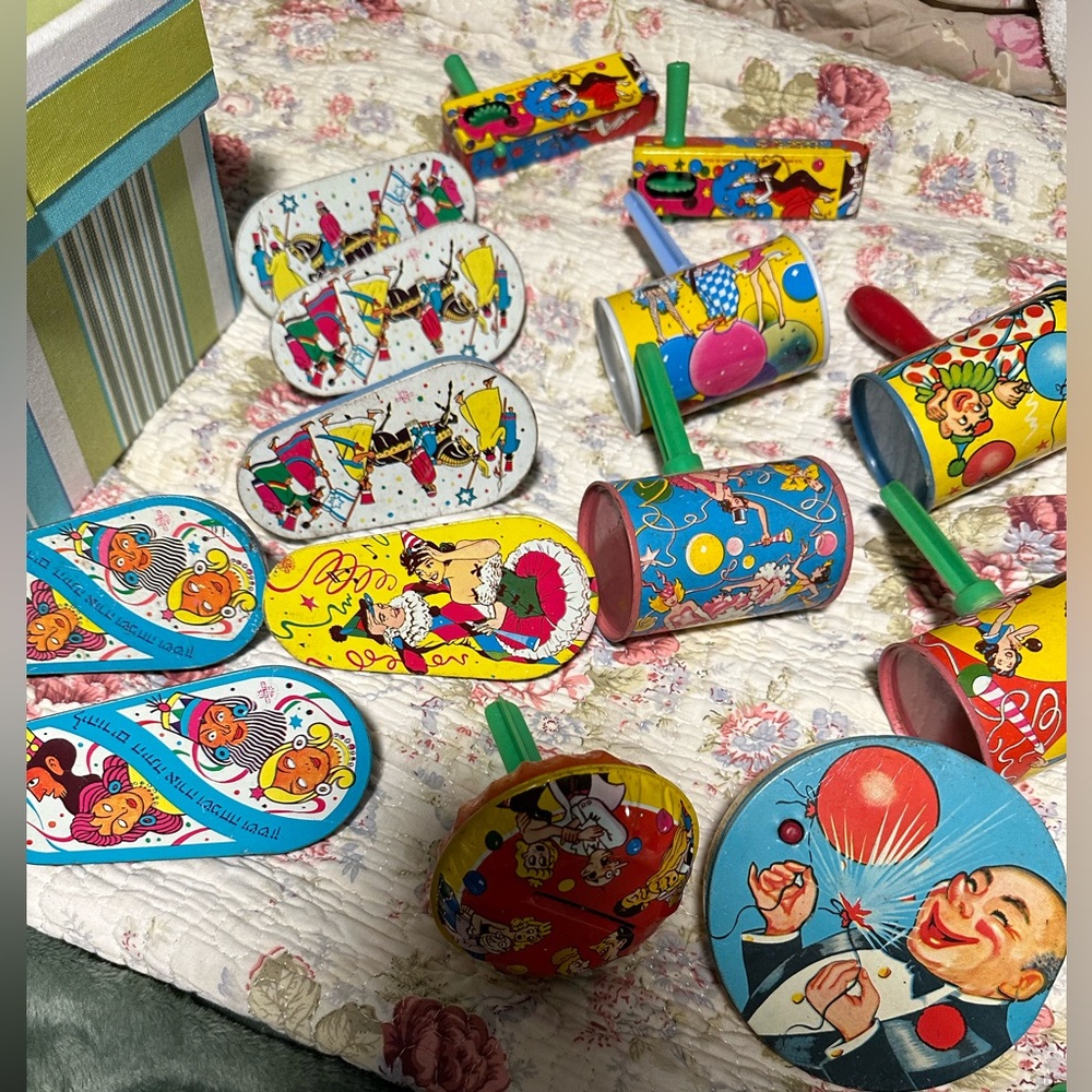 VINTAGE/ANTIQUE TIN NOISEMAKERS (15)